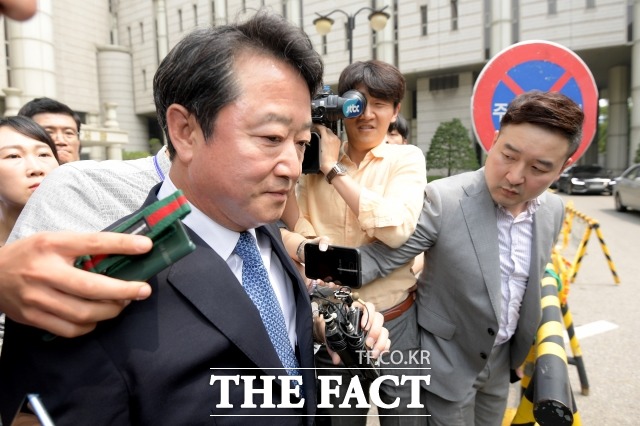 자본시장과 금융투자업에 관한 법률위반등의 혐의로 기소된 이웅열 전 코오롱그룹 회장이 지난 7월 18일 오후 서울중앙지방법원에 출석해 1심 선고 재판을 마치고 나오고 있다. /이선화 기자