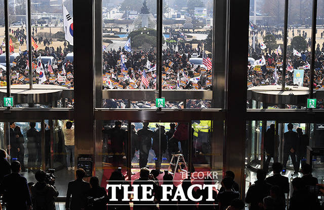 연동형비례대표제를 반대하는 우리공화당 당원들과 지지자들이 16일 오전 서울 여의도 국회 본관 진입을 시도하고 있다. / 국회=배정한 기자