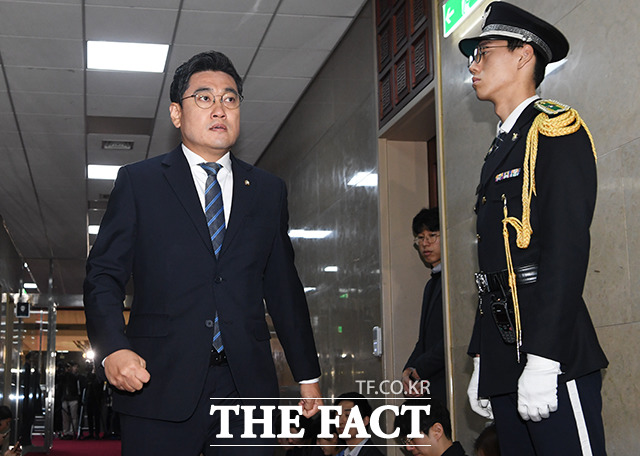 문희상 국회의장이 소집한 여야 3당 교섭단체 원내대표 회동이 16일 오전 서울 여의도 국회의사당에서 열린 가운데 오신환 바른미래당 원내대표(왼쪽)가 의장실로 들어서고 있다. / 국회=배정한 기자