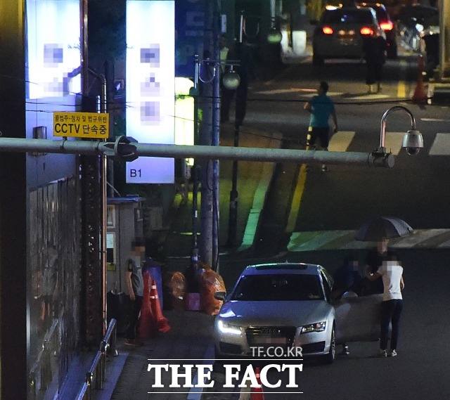 그룹 JYJ 멤버 박유천이 성폭행 혐의로 피소돼 논란이 일었던 지난 2016년 고소인이 근무하는 서울 강남의 한 유흥업소에 종업원들이 출근을 하고 있다. /더팩트DB