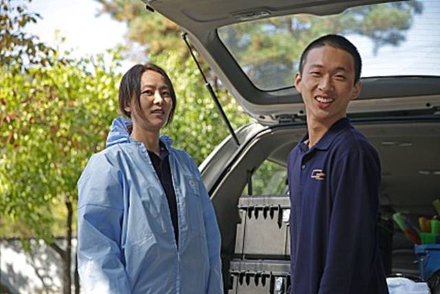 영화 '호흡' 측이 공개한 윤지혜(왼쪽), 김대건이 웃고 있는 모습. /영화 '호흡' 스틸