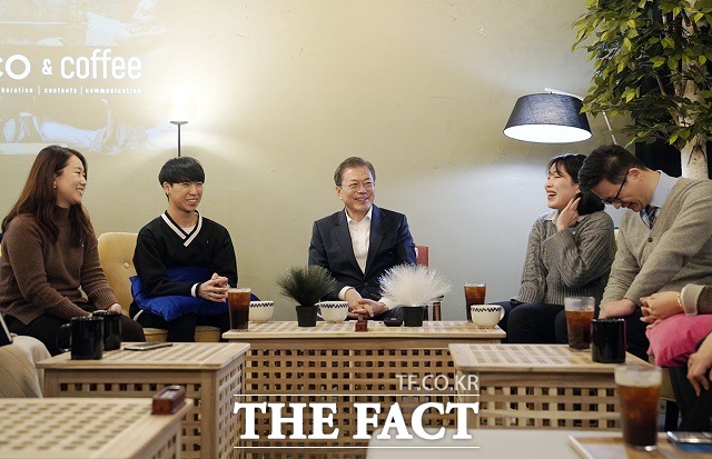 문재인 대통령이 17일 오후 서울 구로구의 에이스하이엔드타워 구내식당을 찾아 직장인들과 점심식사를 한 뒤 카페에서 직장인들의 애로사항을 청취하고 있다. /청와대 제공