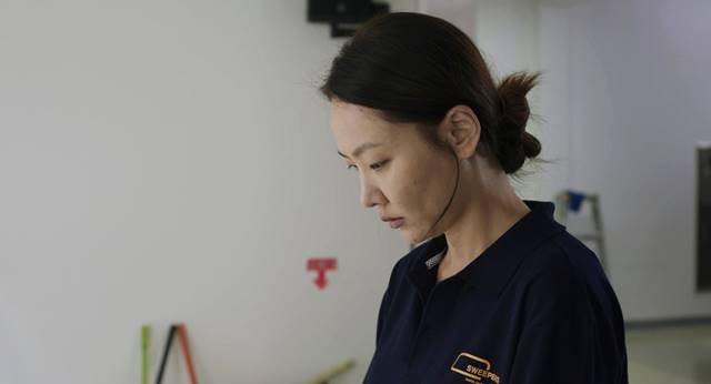 윤지혜는 극 중 과거 아이를 납치했던 자신의 범죄에 짓눌려 사는 정주 역을 맡았다. /영화 '호흡' 스틸