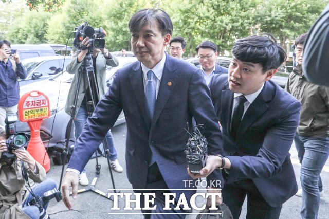 검찰이 18일 조국 전 법무부 장관을 소환해 조사하고 있다. 사진은 법무부 장관 재직 시절의 조 전 장관. / 더팩트 DB