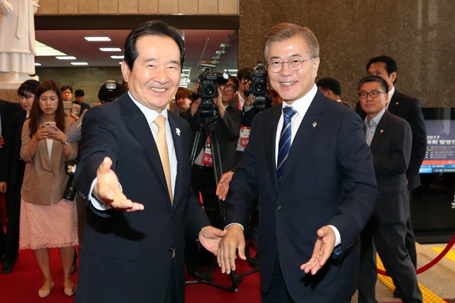 한국당은 정 전 의장 총리 지명을 두고 "문재인 정권의 폭주를 보여주는 폭거"라고 비판했다. 지난 2017년 9월 시정연설에 나선 문재인 대통령과 당시 정세균 국회의장. /더팩트 DB