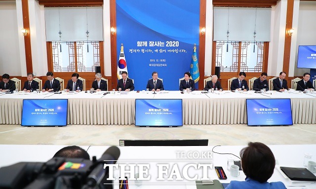 문재인 대통령이 19일 청와대 본관에서 열린 확대경제장관회의를 주재하고 있다. /뉴시스