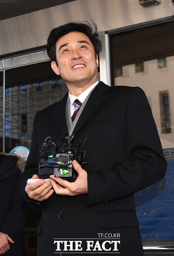 보복 운전으로 1심에서 징역형의 집행유예를 선고받은 배우 최민수가 20일 오전 서울 양천구 서울남부지방법원에서 열린 항소심 선고 공판에 참석한 뒤 법원을 나서고 있다. 최민수는 항소심에서도 1심과 같이 징역 6월에 집행유예 2년을 선고받았다. / 배정한 기자