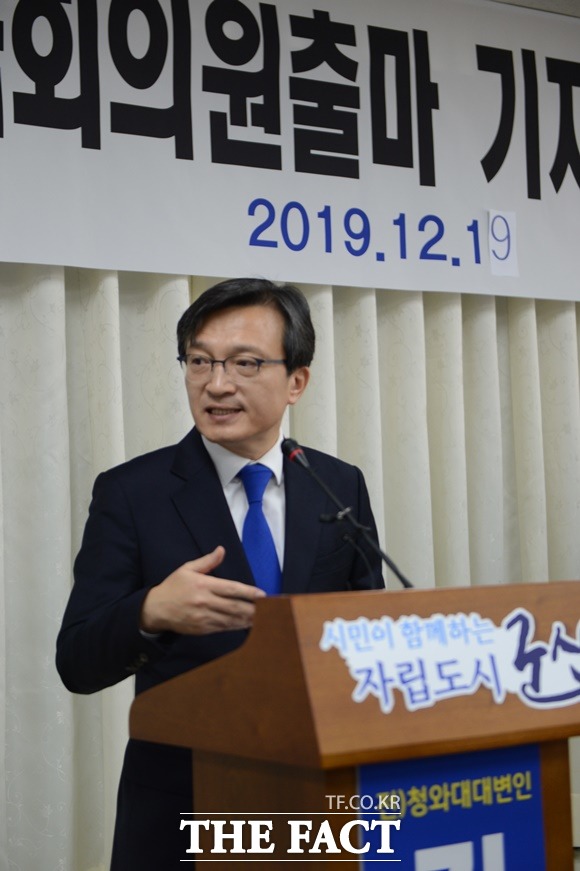 김 전 대변인의 전북 군산 출마를 놓고 의견이 갈린다. 현재 군산 지역 정가에서는 김 전 대변인에 대한 긍정적인 평가보다는 우려가 더 많은 상황이다. 출마선언 후 김 전 대변인이 질의에 답하는 모습.