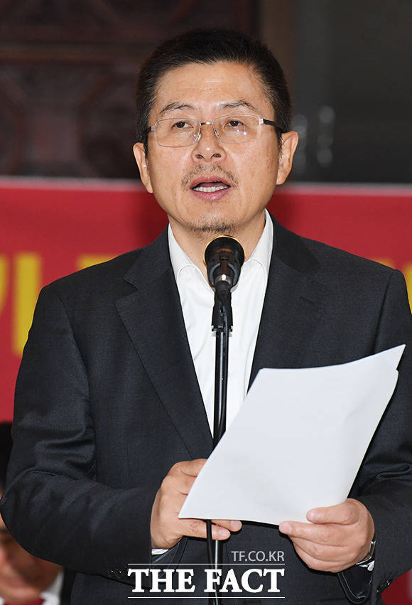 22일 황교안 자유한국당 대표는 고등학교에서 사용되는 8종 역사교과서를 두고 "현 정권 홍보 책자"라고 힐난했다. 지난 16일 최고위원회의에서 발언하는 황 대표. /배정한 기자