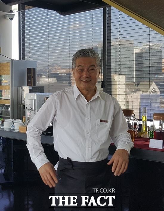 한지일은 한국에 돌아온 뒤에도 호텔 웨이터와 벨보이, 주차관리원을 하며 대학을 다니는 등 열정적인 삶의 모습을 보여줬다. 사진은 충무로 한 호텔 레스토랑 웨이터 당시. /더팩트 DB