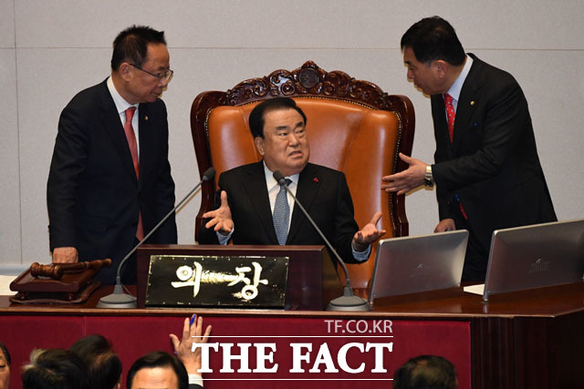 23일 오후 국회에서 열린 본회의에 문희상 국회의장이 이주영 국회 부의장과 심재철 자유한국당 원내대표에게 회의 운영과 관련한 항의를 받고 있다. /남윤호 기자