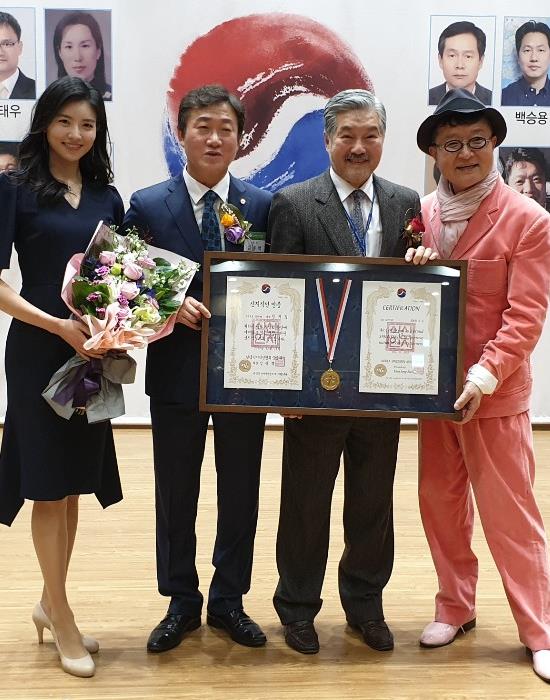 귀국 후 다양한 봉사활동을 해온 한지일은 지난 12월13일 ㈔한국신지식인협회가 주관한 제34회 신지식인인증 최고상인 '사회봉사인증상을 수상했다. /한국신지식인협회 제공