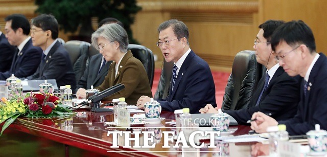 문재인 대통령이 23일 중국 베이징 인민대회당에서 열린 시진핑 중국 국가주석과의 정상회담에 참석해 발언하고 있다. /뉴시스