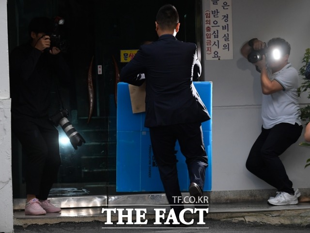 검찰이 지난 9월 서울 서초구 방배동 조국 법무부 장관의 자택에서 확보한 압수물품을 가져오기 위해 박스를 가지고 아파트 입구를 들어서고 있다. /김세정 기자