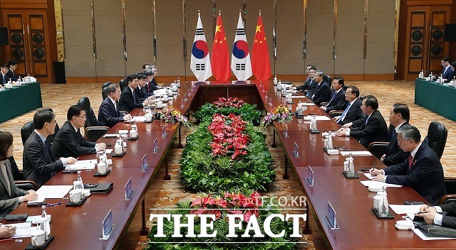 문재인 대통령이 23일 중국 쓰촨성 청두 진장호텔에서 리커창 총리와 회담하고 있다. /청와대 페이스북 갈무리