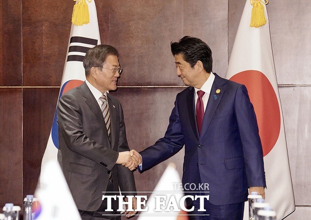문재인 대통령이 24일 중국 청두에서 열린 아베 신조 일본 총리와 정상회담에서 '후쿠시마 원전 오염수'와 관련해 언급하고 강제징용에 대한 우리 기존 입장을 거듭 밝혔다고 청와대가 25일 밝혔다. 사진은 24일 한일 정상회담 전 악수하는 양 정상. /청와대 제공