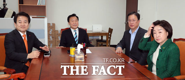 4+1 협의체는 27일 선거법 개정안을 처리한 뒤 '비례 위성정당 출현' 관련 추가 대응 전략을 논의할 것으로 보인다. 지난 23일 정동영 민주평화당, 손학규 바른미래당, 유성엽 대안신당, 심상정 정의당 대표가 회동하는 모습. /남윤호 기자