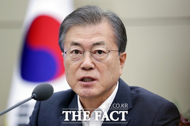 문재인 대통령은 26일 기고 전문매체 '프로젝트 신디케이트'에 기고한 글에서 "북한이 진정성을 가지고 비핵화를 실천해 나간다면 국제사회도 이에 상응하는 모습을 보여주어야 한다"고 밝혔다.