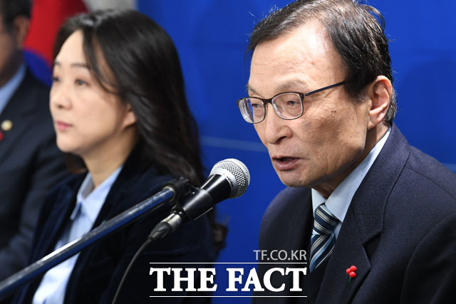 최 교수 인재영입 소식 직후 친문 지지층 사이에선 최 교수가 조국 전 법무부 장관 '사퇴 시국선언'에 참여한 인사라는 의혹이 제기돼 거센 항의가 있었다. 최 교수를 소개하며 "희망을 갖고 살아갈 수 있는 나라를 만들겠다"고 한 이해찬 대표. /남윤호 기자