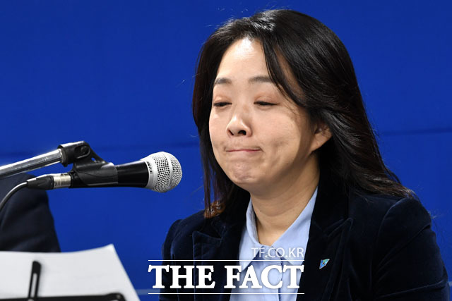 더불어민주당은 발레리나 출신의 최혜영 강동대 사회복지학과 교수가 여성과 장애인을 대표하며 척수 장애를 극복해 장애 인권 개선에도 앞장서는 스토리를 지닌 인물로 민주당이 지향하는 방향과 가치를 상징하는 적임자라고 했다. 26일 오전 인재영입 기자회견에서 생각에 잠긴 최 교수. /여의도=남윤호 기자