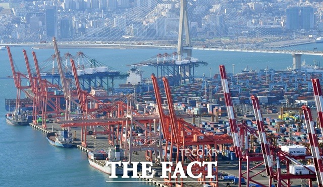 일반기계 수출액이 2년 연속 500억 달러를 돌파했다. 부산 남구 감만부두에 컨테이너선들이 입항한 모습. /뉴시스