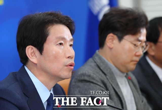 이인영 더불어민주당 원내대표가 29일 오전 국회에서 기자회견을 열고 "내일 공수처법 (통과가) 마무리되길 바란다"고 말했다. 이 원내대표가 이날 기자회견에서 발언하는 모습. /뉴시스