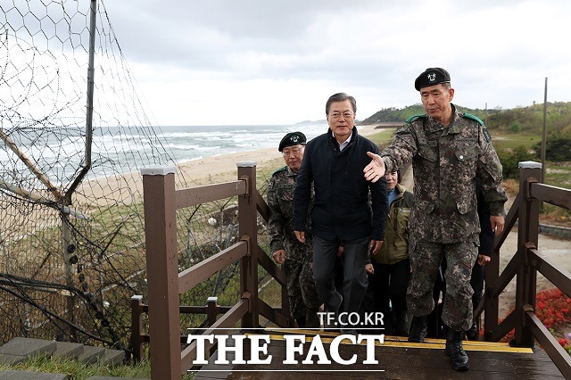 문재인 대통령이 4·27 남북정상회담 1주년을 하루 앞둔 지난 4월 26일 오후 강원도 고성군 DMZ 평화의 길을 걷고 있다. /청와대 제공
