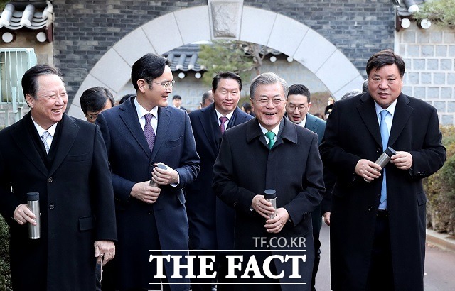 문재인 대통령이 지난 1월 15일 오후 청와대 영빈관에서 열린 '2019년 기업인과의 대화'를 마치고 기업인들과 경내를 산책하는 모습. /청와대 제공