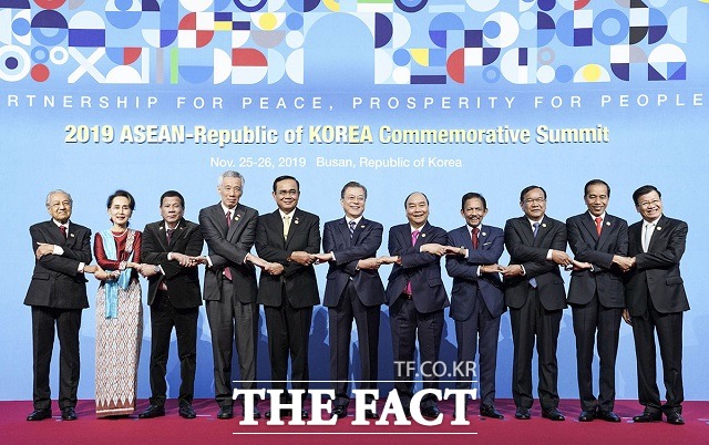 문 대통령과 아세안 국가 정상들이 지난달 26일 오전 부산 벡스코에서 열린 '2019 한-아세안 특별정상회의'에 참석해 기념촬영을 하고 있다. /청와대 제공