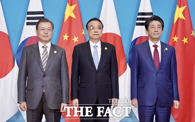 문 대통령과 리커창 중국 총리, 아베 신조 일본 총리가 지난 24일 중국 청두의 세기성 국제회의장에서 한중일정상회의 당시 기념촬영을 하는 모습. /청와대 제공