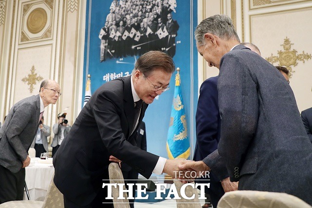 문 대통령이 8월 13일 오후 청와대 영빈관에서 열린 '독립유공자 및 후손 초청 오찬'에서 한 참석자와 악수하고 있다. 왼손을 배에 대고 허리를 숙여 인사하는 문 대통령의 모습이 인상적이다. /청와대 제공