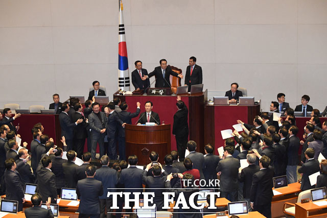 문 대통령은 30일 청와대에서 주재한 수보회의에서 거듭된 파행으로 민생입법 처리에 뒷전인 국회를 향해 일침을 가했다. 지난 23일 오후 국회 본회의장에서 문희상 국회의장이 자유한국당 의원들에게 항의를 받는 모습. /남윤호 기자