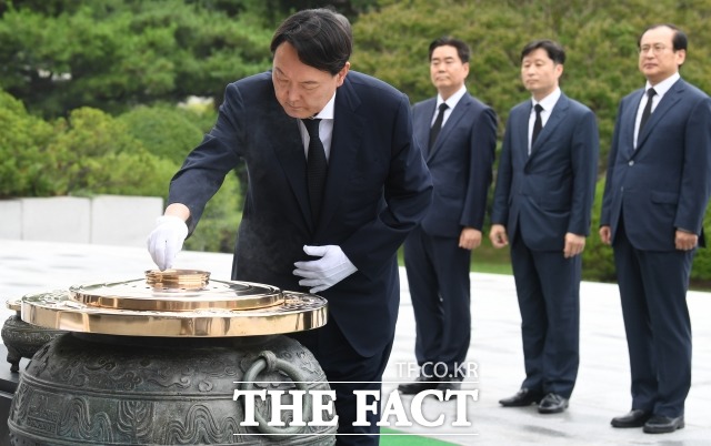 윤석열 검찰총장이 총장 임기를 시작한 지난 7월 25일 오후 국립현충원을 찾아 참배하고 있다. /이새롬 기자.