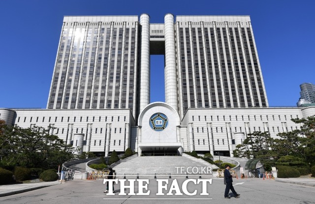 서울중앙지법 명재권 영장전담 부장판사는 지난달 31일 선거개입 의혹을 받는 송병기 울산시 경제부시장에 대한 구속영장을 기각했다. 사진은 서울 서초구 서울중앙지방법원. /남용희 기자