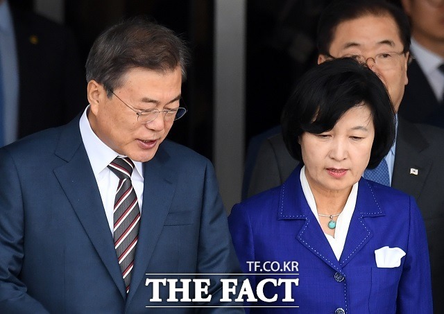 문재인 대통령은 2일 추미애 법무부 장관 후보자 임명을 재가했다. 사진은 2018년 5월 추미애 당시 민주당 대표가 도널드 트럼프 대통령과 정상회담을 위해 출국하는 문 대통령을 환송하는 모습. /임영무 기자