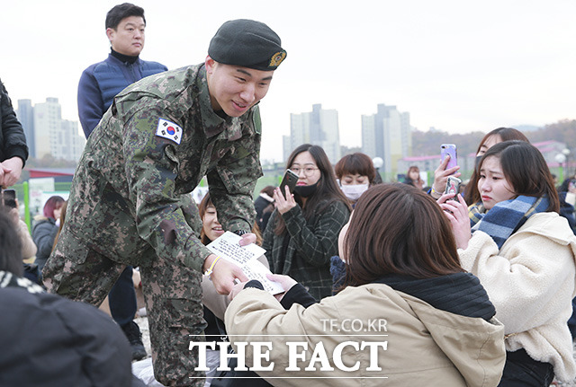 경찰이 2일 아이돌 그룹 빅뱅의 멤버 대성을 무혐의 처분했다. 지난해 3월 10일 오전 경기 용인 지상작전사령부에서 전역한 뒤 팬들과 팬미팅을 하고 있는 대성의 모습. / 더팩트 DB