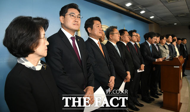 유 의원은 기자회견 후 기자들과 만나 "지난 2년 동안 개혁적인 중도 보수를 하기 위해 바른미래당을 했지만 국민 여러분께 실망을 많이 끼쳐드린 점을 송구스럽게 생각한다"고 소회를 밝혔다. /남윤호 기자