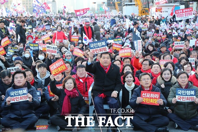 황교안 대표와 심재철 원내대표 등 한국당 지도부, 당원, 지지자들이 3일 서울 종로구 세종문화회관 앞에서 열린 희망 대한민국 만들기 국민대회에 참석해 구호를 외치고 있다. /뉴시스