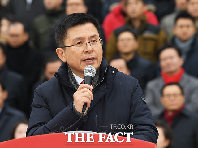 황 대표가 변화와 쇄신을 통해 통합에 나설지 주목되는 가운데 전문가들은 "가능성이 적다"고 평가했다. 한국당 '새해 국민들께 드리는 인사' 행사가 2일 오전 국회의사당 본청 계단 앞에서 진행된 가운데 황 대표가 발언하고 있다. /배정한 기자