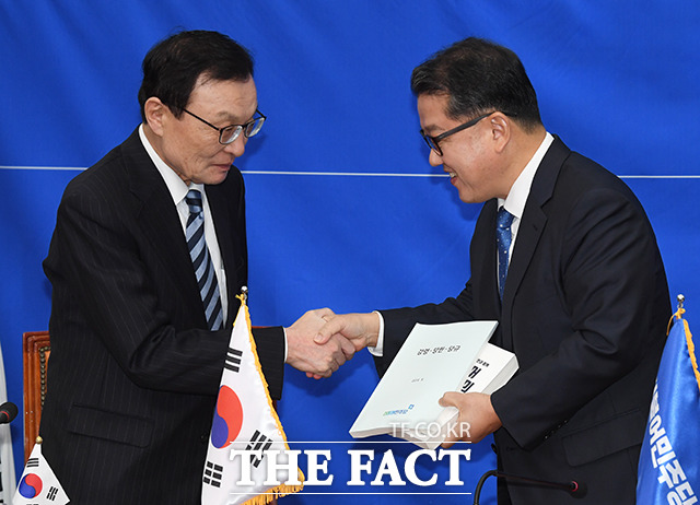 일각에선 영입인재의 흥행성과 상관없이 총선이 가까워오면 '정권심판론'이 총선을 좌우할 것이라고 보고 있다. 이 대표에게 당헌 및 당규 관련 책자를 받고 있는 김 전 대장. /배정한 기자