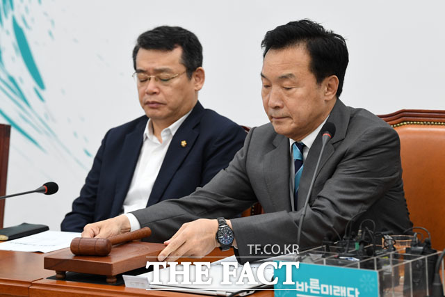 손학규 대표는 사퇴 요구와 관련해 "무조건 나가라, 사전에 나가라는 건 우리 정치의 전형적인 권력투쟁에 지나지 않는다. 하고 싶지 않다"고 일축했다. /남윤호 기자