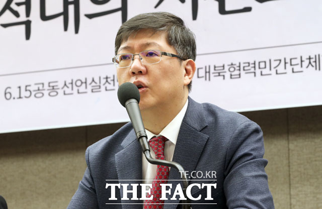 김홍걸 7일 기자회견에서 민족화해범국민협의회 대표 상임의장은 미국에 "군사훈련 완화, 개성공단과 금강산 문제 등은 민족내부의 문제임으로 유엔 제재 예외를 인정해야할 것"이라며 "지혜로운 선택을 하길 바란다"고 촉구했다. /뉴시스