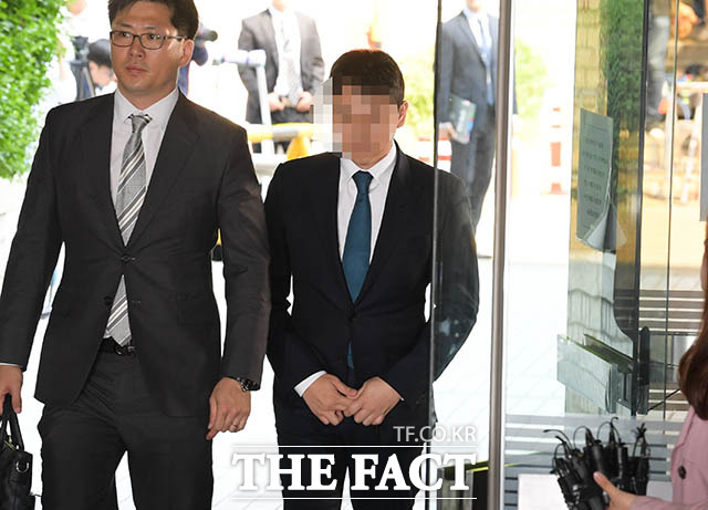 성매매 알선과 횡령 혐의 등을 받는 유인석 전 유리홀딩스 대표가 지난해 5월 14일 오후 서울 서초구 서울중앙지방법원에서 열린 구속 전 피의자 심문(영장실질심사)을 받기 위해 법정으로 향하고 있다. /김세정 기자