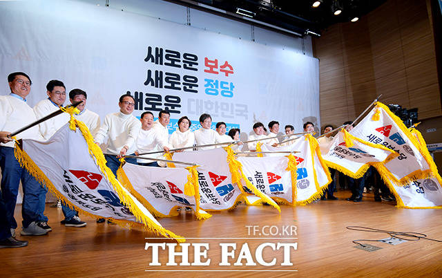 지난 5일 공식 출범한 새로운보수당도 '보수재건 위원회'를 만들고 움직임에 나서고 있다. 이날 새로운보수당 중앙당 창당대회가 국회에서 열린 가운데 유승민 의원(왼쪽에서 일곱번째) 및 당 의원들이 당기를 흔들고 있다. /이선화 기자