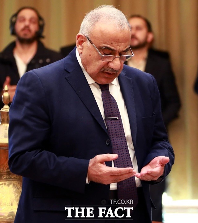 아델 압둘 마흐디 이라크 총리가 7일(현지시간) 미군으로부터 이라크 철수 준비를 한다는 내용의 서한을 받았다고 주장했다. 아델 압둘 마흐디 총리가 6일 미국 드론에 이란의 솔레이마니와 같이 폭사 당한 민병대 카타엡 헤즈볼라(민중동원대) 부사령관 추모 행사에서 기도하는 모습. /AP·뉴시스