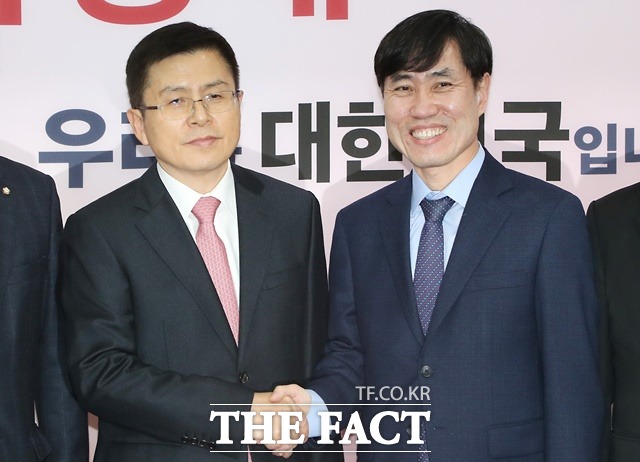 하태경 새로운보수당 책임대표는 이날 오후 황 대표를 예방한 자리에서 "보수가 힘을 합쳐야 한다는 목소리를 많이 듣고 있는데, 그 해답은 '보수개혁 매진'에 있다"고 '개혁'에 방점을 찍었다. /뉴시스