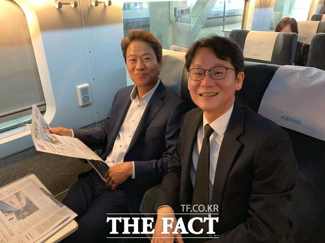 권혁기 전 청와대 춘추관장은 8일 SNS에 글을 올려 "황교안 자유한국당 대표가 용산에 온다면 다윗처럼 경쟁하겠다"고 했다. 지난해 5월 14일 광주 5·18 망월동 국립묘지 참배를 위해 광주로 향하는 기차를 탄 임종석 전 대통령 비서실장과 권 전 춘추관장. /권혁기 전 춘추관장 페이스북 갈무리