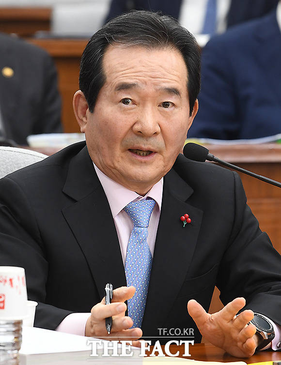 정 후보자는 화성 동탄 택지 개발과 포스코 매각 관련 야당의 공세에는 허점을 잡아 역공하며 강하게 나오는 화법을 취했다. 8일 인사청문회장에서 답변하는 정 후보자. /이새롬 기자