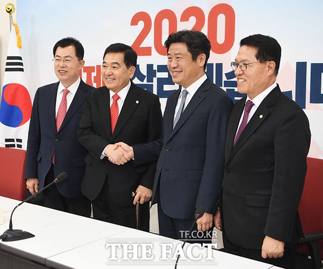 유의동 새로운보수당 원내대표와 심재철 원내대표는 보수 통합 문제와 관해 "당 대표끼리 할 문제"라며 선을 그었다. /배정한 기자