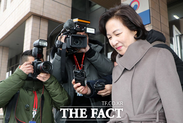 추미애 법무부 장관이 8일 오후 경기도 과천시 정부과천청사를 나서고 있다. /과천=임세준 기자